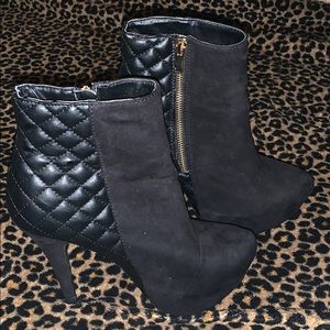 Black quilted Boot size 8